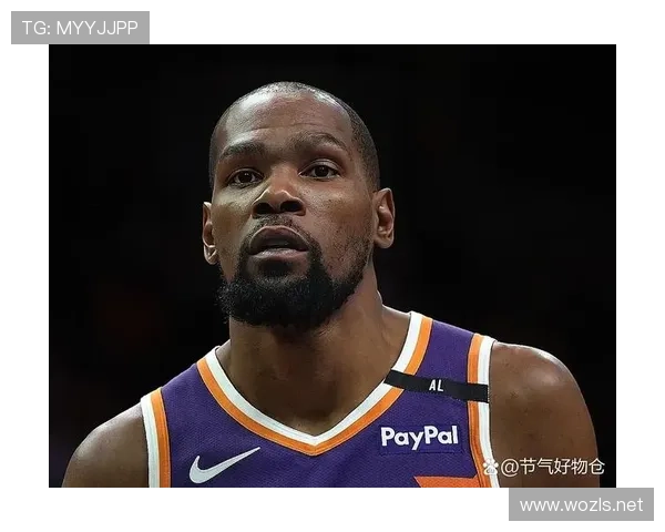 杜兰特居然能在豪宅里一边签合同一边撸猫，这节奏也太明星了吧！